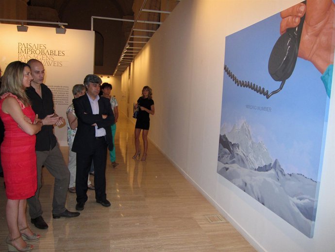 García (Izq) Y Rodrigues (Drcha.) Comtemplan Una De Las Obras De La Muestra