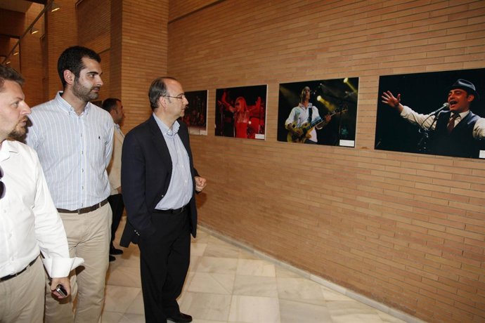 El Alcalde Visita La Exposición De Auditorio Municipal Maestro Padilla