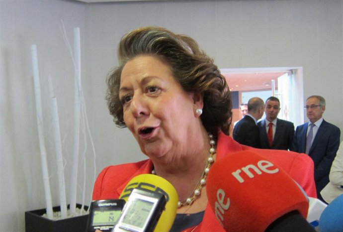 Barberá Atendiendo A Los Periodistas