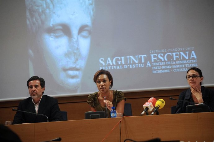 Lola Johnson, En El Centro, Junto A Alfredo Castelló E Inmaculada Gil Lázaro