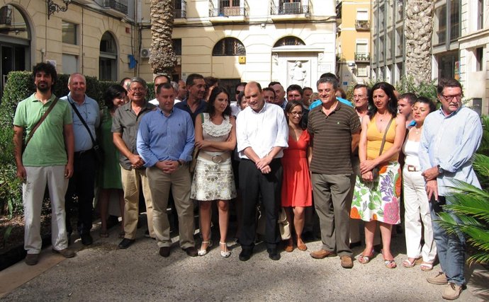 Gabriel Echávarri Junto Al Resto De Militantes Que Apoyan Su Candidatura