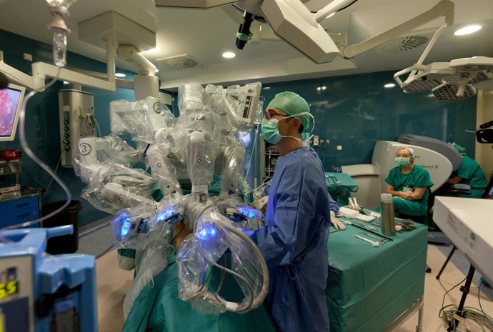 Cirujanos Operando Un Cáncer Mediante La Cirugía Robótica Da Vinci