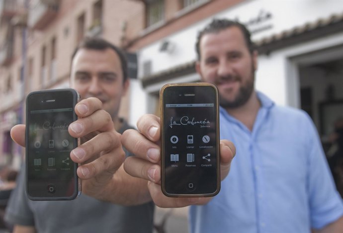Muñoz Y Rodríguez Mostrando La 'App' De La Carbonería