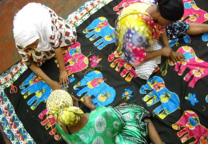 Diseños De Estudiantes Del CEU Producios Por Mujeres De Kenia Se Comercializan