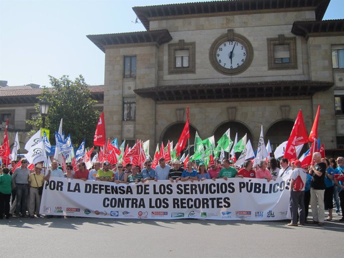 Manifestantes Antes De Partir De La Estación De Renfe.