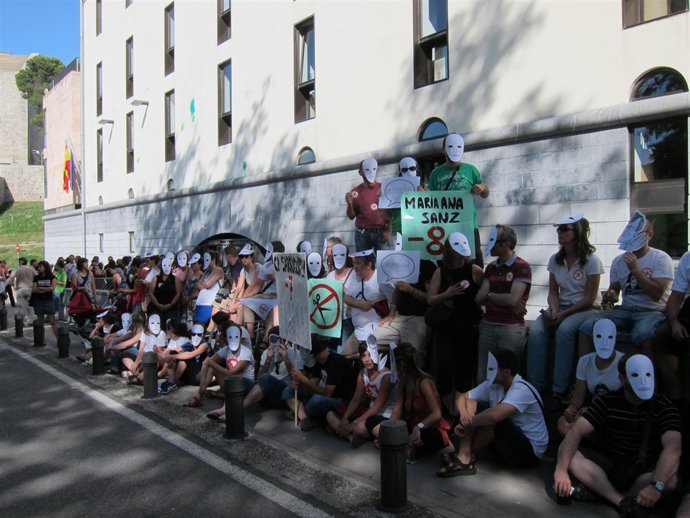 Profesores Interinos Protestando Ante El Departamento De Educación.