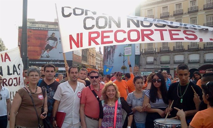 Carmen Sánchez Carazo Con Un Grupo De Manifestantes