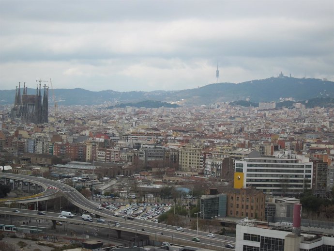 Vista De Barcelona, Con La Sagrada Familia, Collserola Y El Tibidabo
