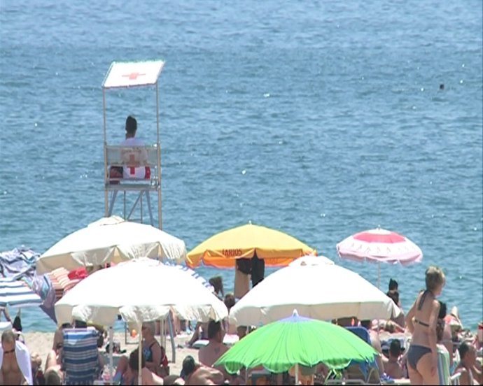 Los barceloneses palian el calor en la playa