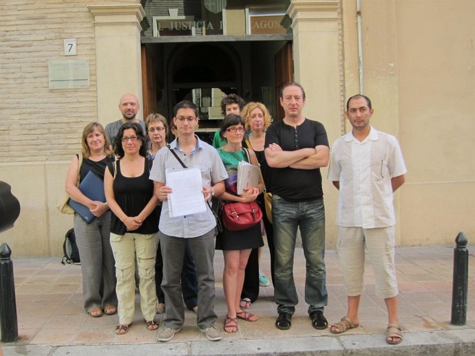 Plataforma Por La Sanidad Universal En La Puerta De La Sede Del Justicia.