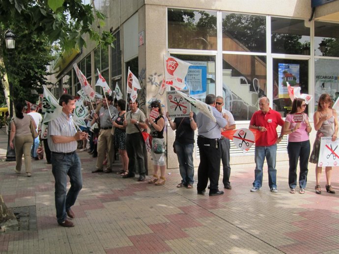 Cadena Humana En Protesta Por Los Recortes En Cáceres