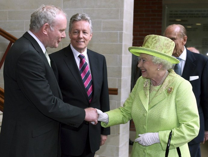 Isabel II Se Da Un Apretón De Manos Con Martin Mcguinness,Exdirigente Del IRA