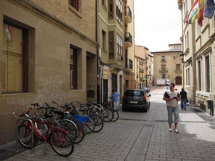 Aparcabicis Junto A La Biblioteca, Que Se Va A Ampliar