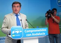 PP-A advierte de que "ya está bien" de que el Gobierno andaluz responsabilice de sus recortes al Gobierno de Rajoy