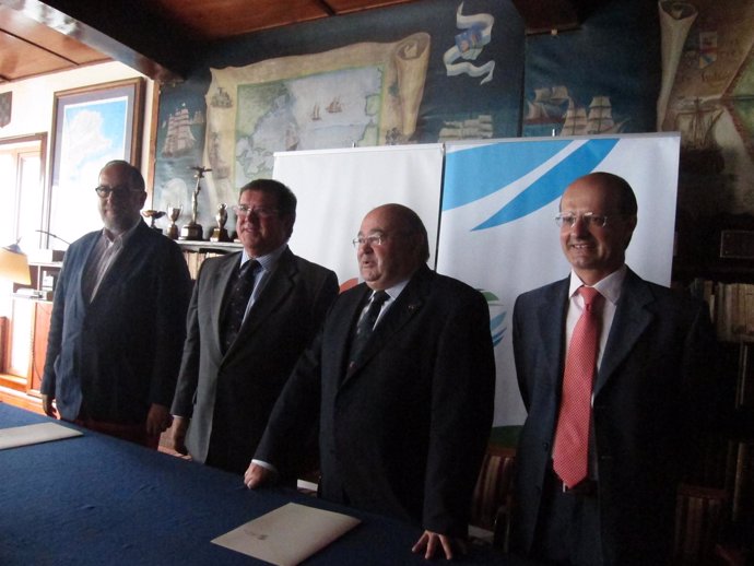Firma Del Convenio Entre La UC Y 'Santander 2014'