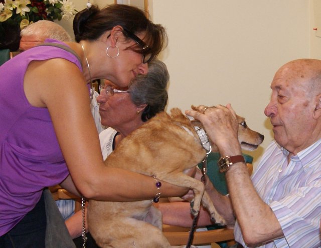 Un hombre con Alzheimer realiza terapia con un perro