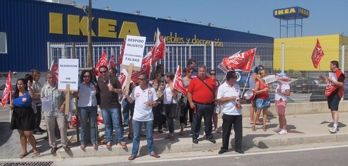 Trabajadores De Ikea Concentrados