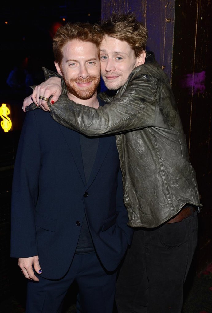 Macaulay Culkin abrazando a Seth Green 