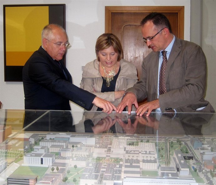 El Rector De La UPV Muestra A La Consellera Isabel Bonig Una Maqueta Del Campus.