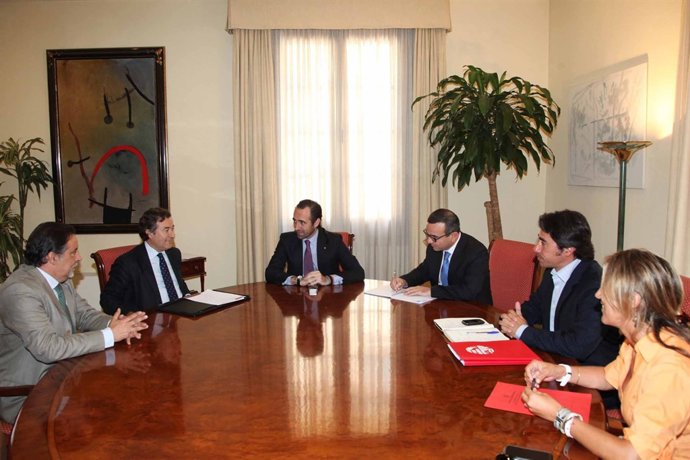 El Presidente De La Cámara De Comercio, Joan Gual, Se Reúne Con Bauzá