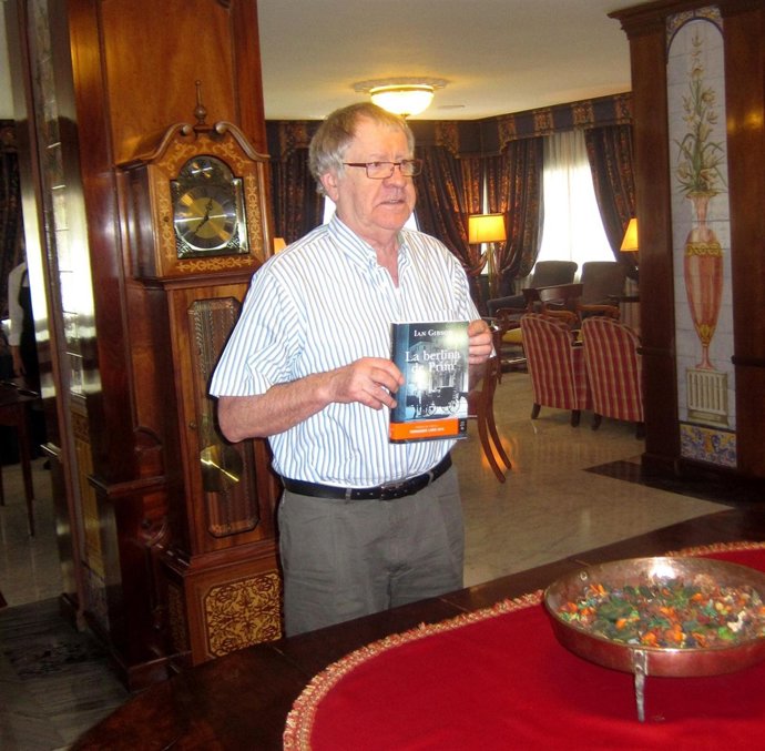Ian Gibson Presenta En Sevilla 'La Berlina De Prim'