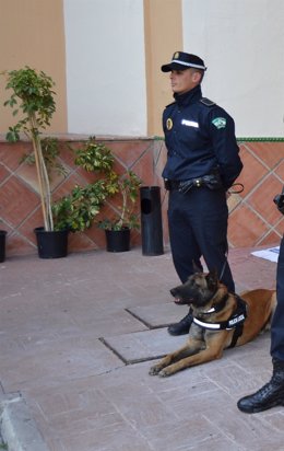 Perro Policía y agente