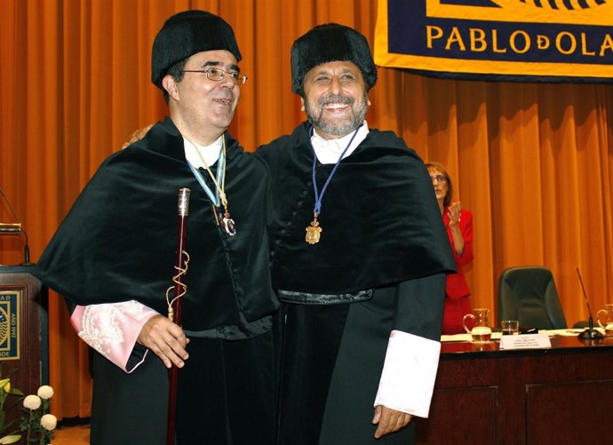 El Rector Saliente De La UPO Da Birrete Y Bastón Al Entrante, Vicente Guzmán