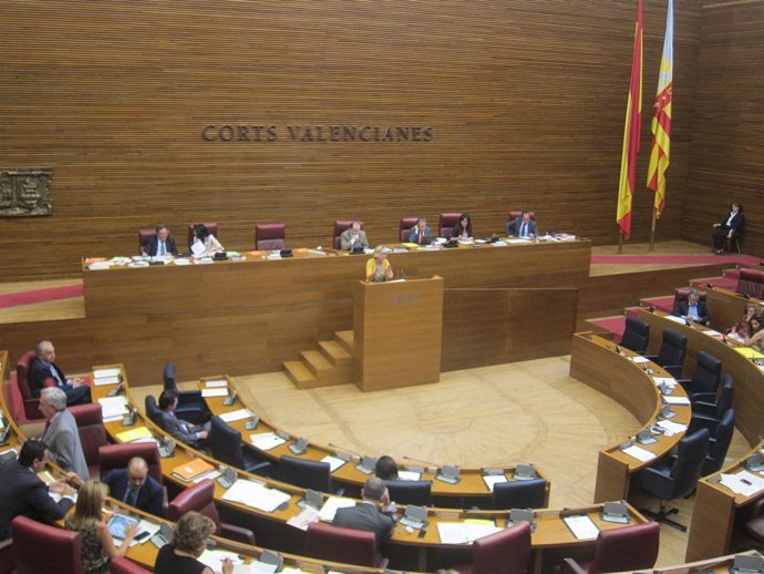 Diputados En El Pleno De Las Corts