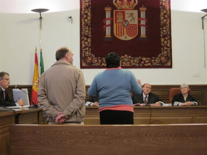 Juicio Contra Auxiliar Administrativo Y Su Esposa En La Audiencia De Granada
