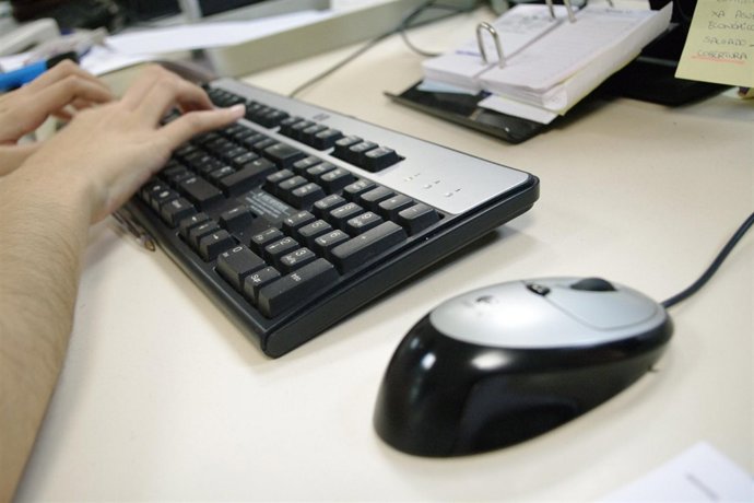 Ordenador Con Teclado Y Ratón 