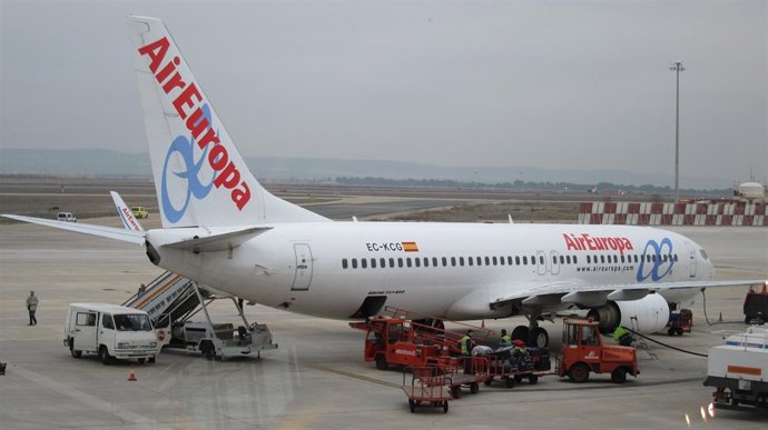 Avión En El Aeropuerto De Zaragoza