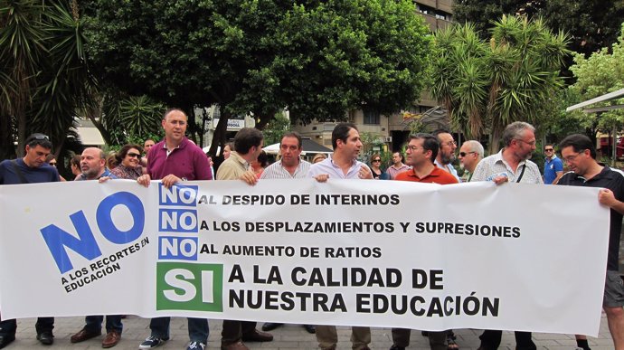 Más De Medio Centenar De Personas Se Manifiestan Contra Recortes En Educación