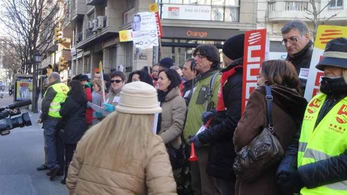 Funcionarios Concentrados Ante La Delegació Del Govern En Lleida