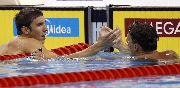 Los Nadadores Estadounidenses Michael Phelps Y Ryan Lochte Tras Los 200 Libres