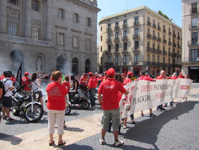 Trabajadores De Derbi Se Concentran En La Pl.St.Jaume Tras 36 Días De Huelga