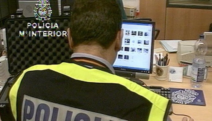 Un Agente De La Policía Investigando En Internet.