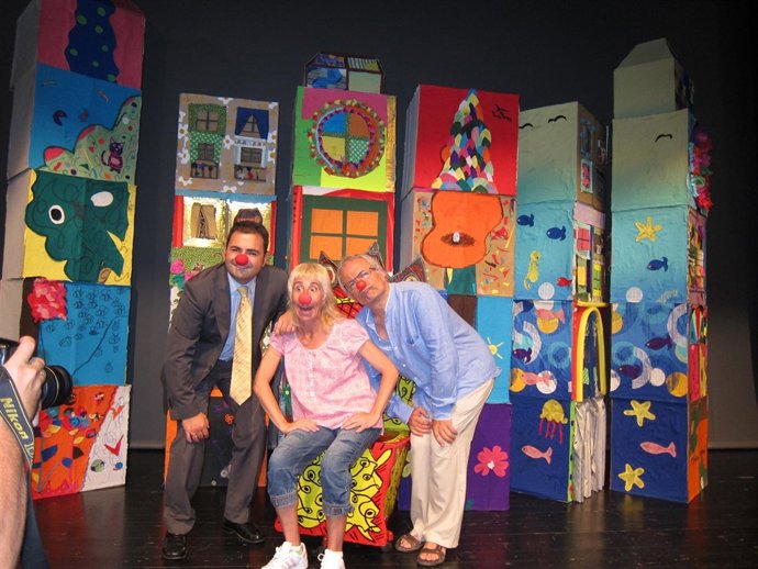 Miembros De Pupaclown (Centro E Izq) Y El Representante De La Caixa (Dcha)