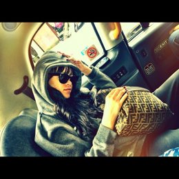 Rihanna en la parte trasera de un taxi.
