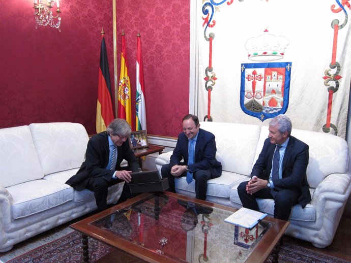 Sanz Y Del Río Reunidos Con El Embajador Alemán