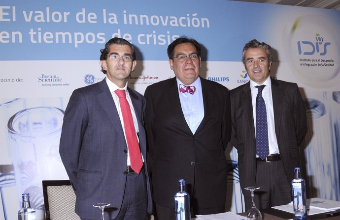 Los Responsables De IDIS Posan Con Juan Carlos López