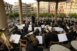 La Banda De Música La Pamplonesa En Un Concierto En La Plaza Del Castillo.