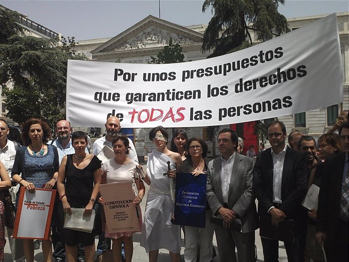 Políticos Y Representantes De ONG En La Puerta Del Congreso 