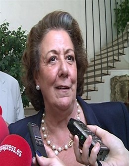 Barberá Atendiendo A Los Periodistas