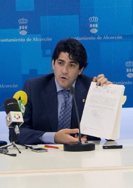 Pérez (PP) Enseñando El Anteproyecto De Informe Del Tribunal De Cuentas