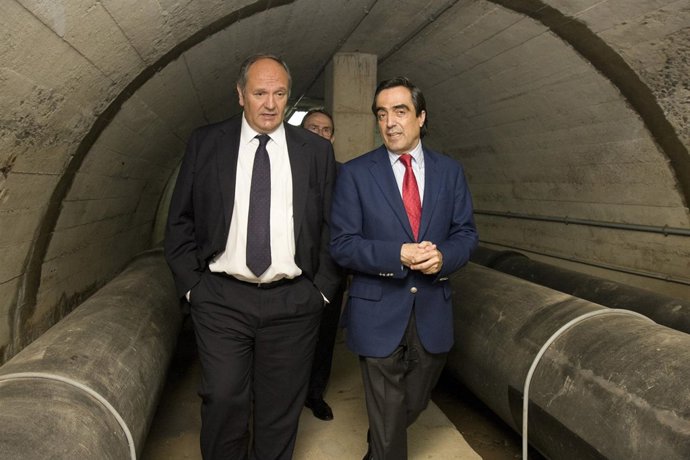 Fernández Y Calderón Visitan El Depósito Deagua Tanos 