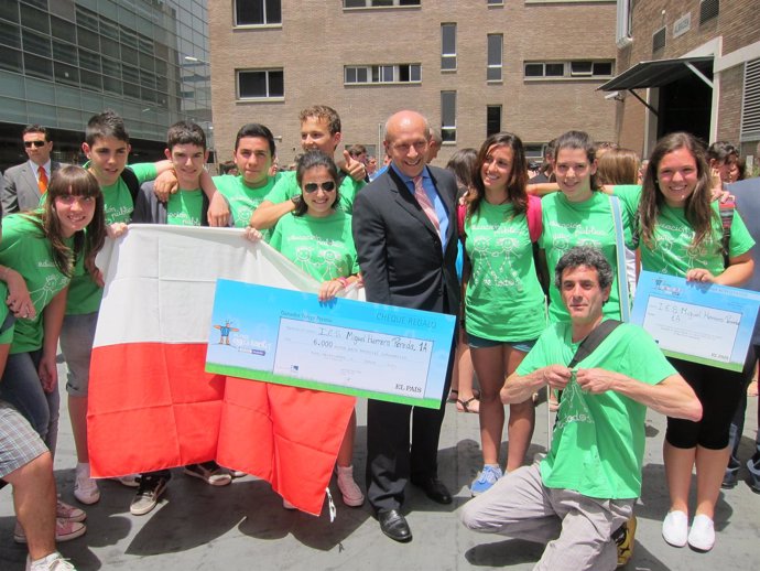 Wert Con Un Grupo De Estudiantes Con Camisetas Verdes