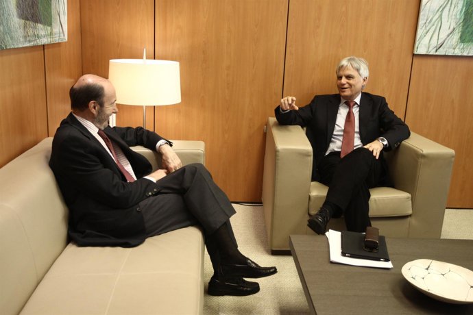 Rubalcaba Con Secretario General Del PSOE En Canarias