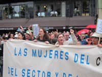 Las mujeres de los mineros se concentran frente a la Junta General del Principado