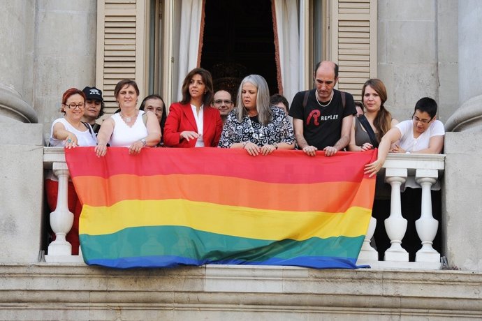 El Ayuntamiento De Barcelona Cuelga El Pendón Con Motivo Del Día Del Orgullo Gay