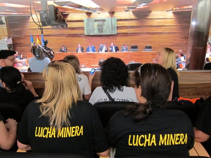 Mujeres De Mineros Siguiendo El Pleno